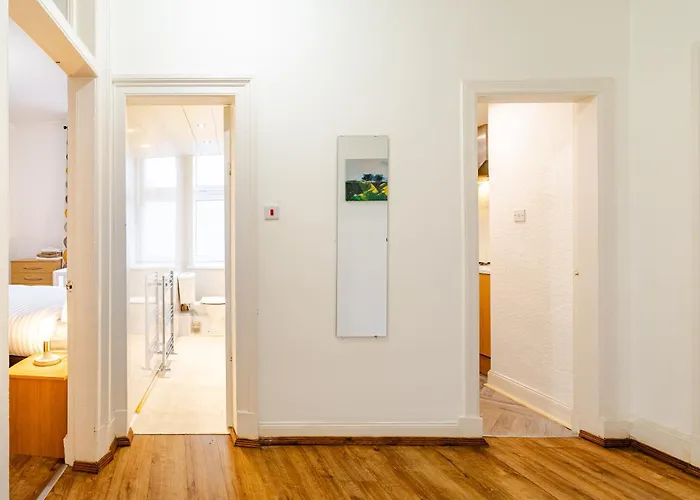 Newly Furnished Flat 4 Minutes Walk To Metro Apartment *