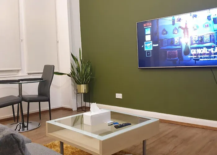 Newly Furnished Flat 4 Minutes Walk To Metro Апартаменты Глазго
