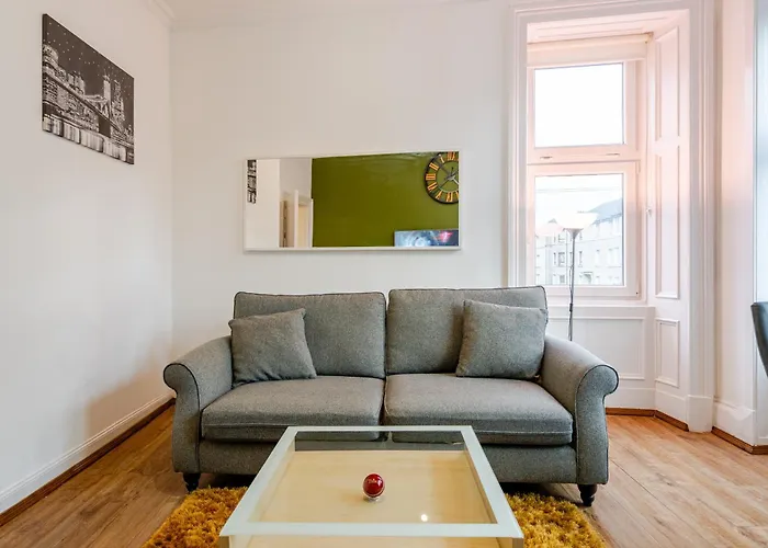 Newly Furnished Flat 4 Minutes Walk To Metro * Глазго