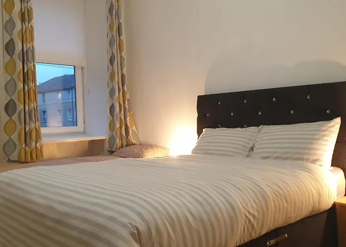 Newly Furnished Flat 4 Minutes Walk To Metro Апартаменты Глазго
