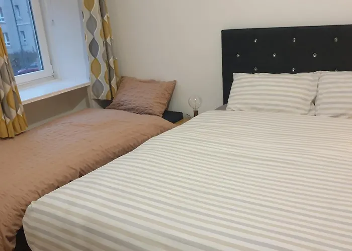 Newly Furnished Flat 4 Minutes Walk To Metro Глазго