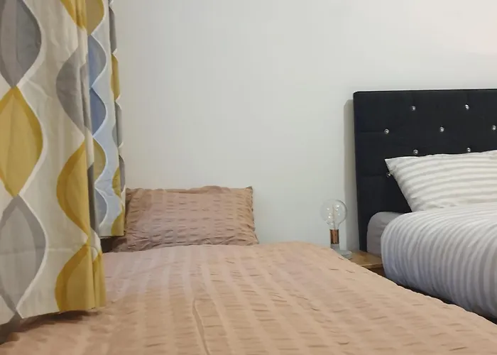 Appartamento Newly Furnished Flat 4 Minutes Walk To Metro