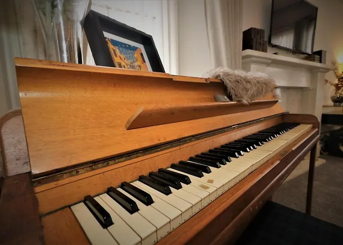 10 Bedrooms Pool Table Garden Piano וילה *