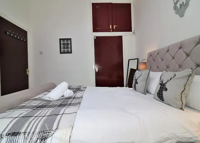 10 Bedrooms Pool Table Garden Piano * Glasgow