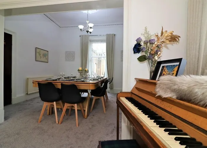 10 Bedrooms Pool Table Garden Piano Villa Glasgow