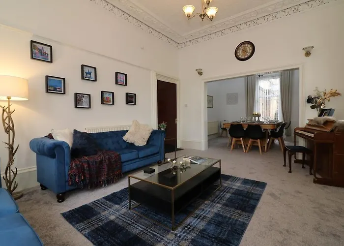 10 Bedrooms Pool Table Garden Piano