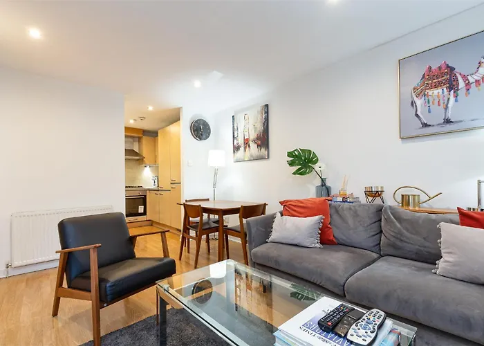 Apartment Modern 2 Bed Broompark/central Apt. With Parking *