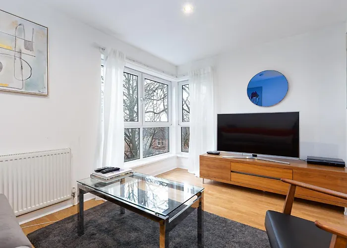 Modern 2 Bed Broompark/central Apt. With Parking Apartment