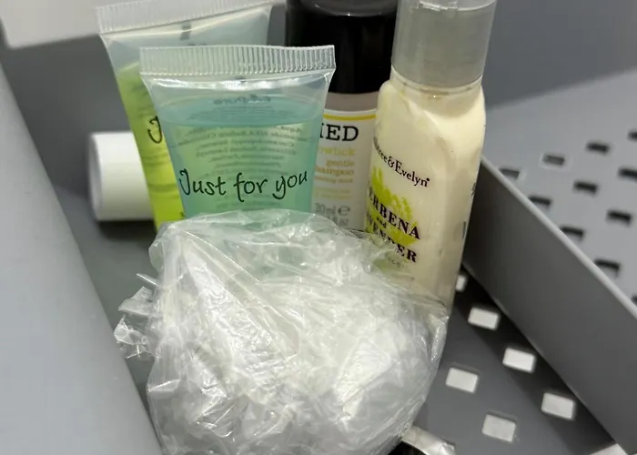 2 Bed Flat - Street Parking *