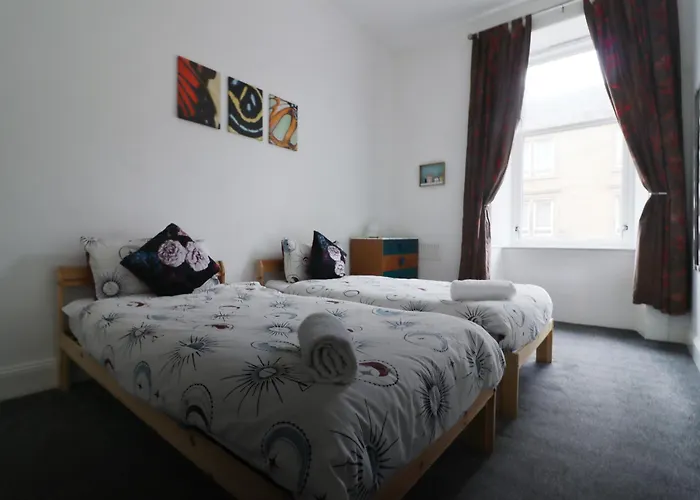 2 Bed Flat - Street Parking Glasgow
