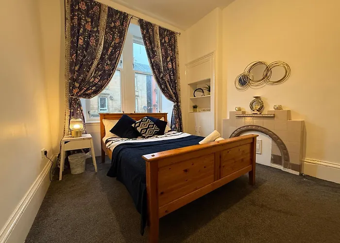 2 Bed Flat - Street Parking