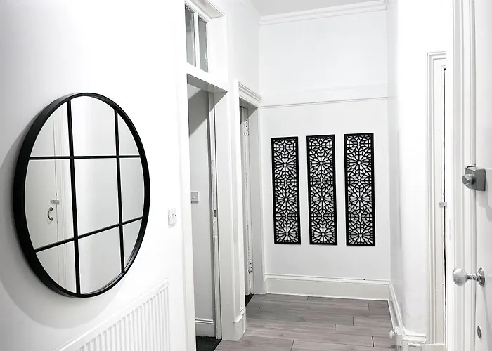 2 Bed Flat - Street Parking *