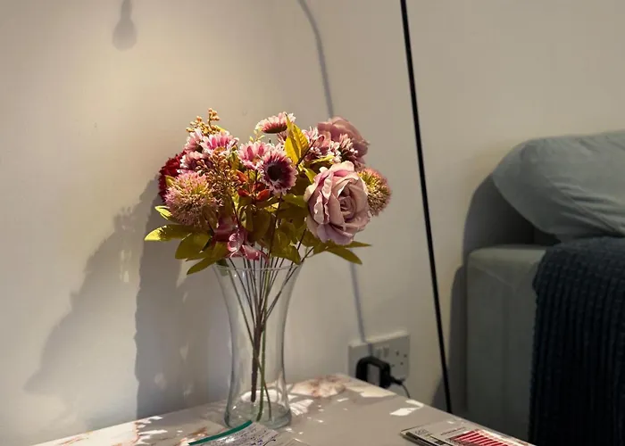 2 Bed Flat - Street Parking