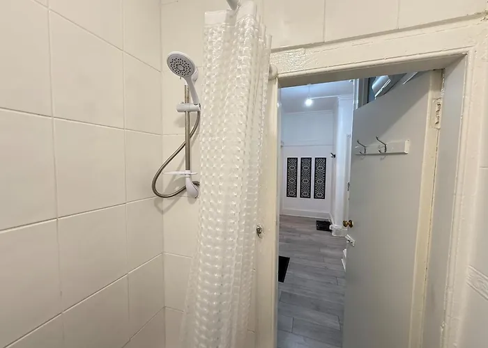 2 Bed Flat - Street Parking *