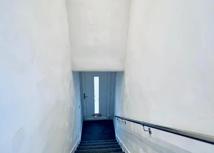 Modern 2 Bedroom House With Loft Conversion Apartment