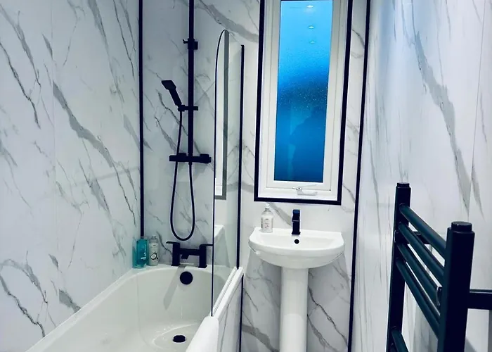 Apartment Modern 2 Bedroom House With Loft Conversion *