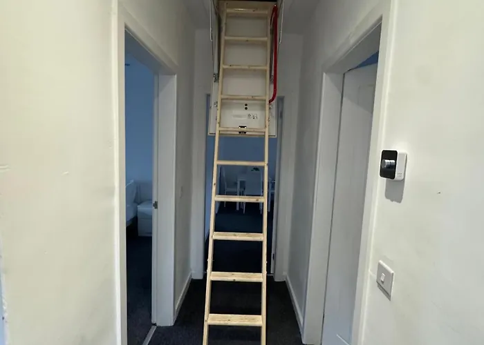 Modern 2 Bedroom House With Loft Conversion Glasgow