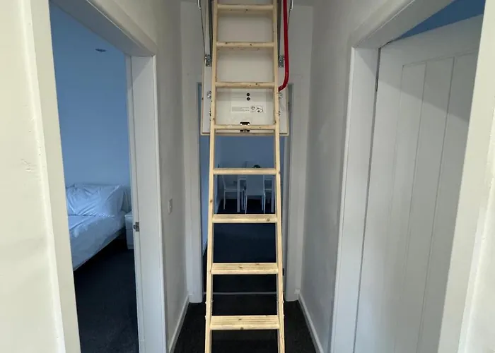 Modern 2 Bedroom House With Loft Conversion Apartment