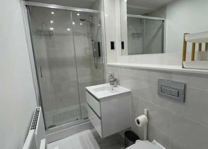 Apartment Modern Flat In Free Parking & Wifi *