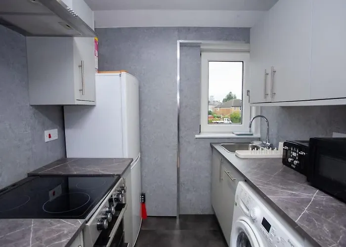 3 Bed Flat With Parking *