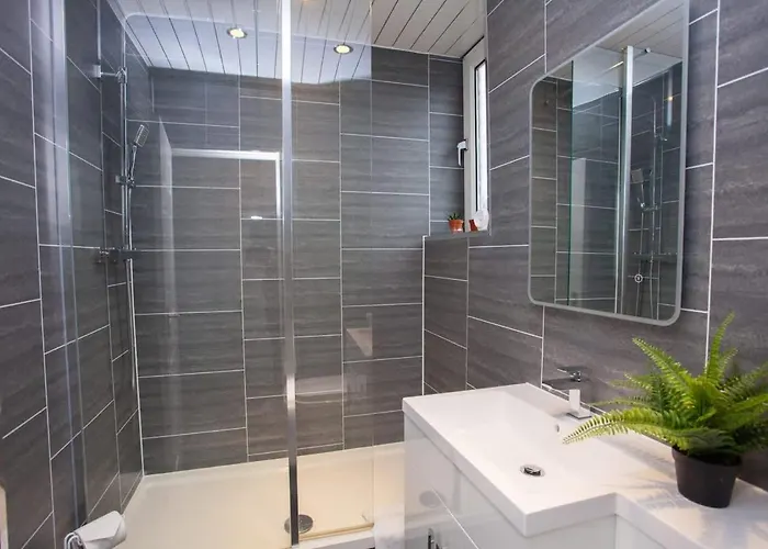 3 Bed Flat With Parking Glasgow