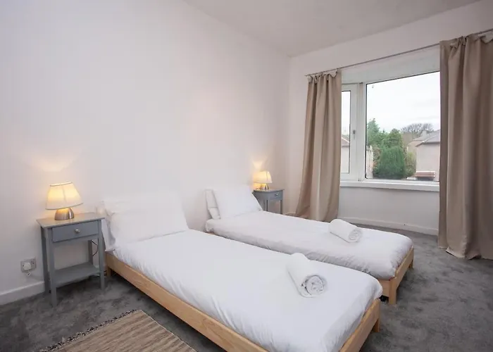 3 Bed Flat With Parking شقة غلاسغو