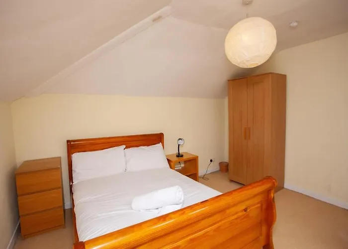 3 Bed Flat With Parking * غلاسغو