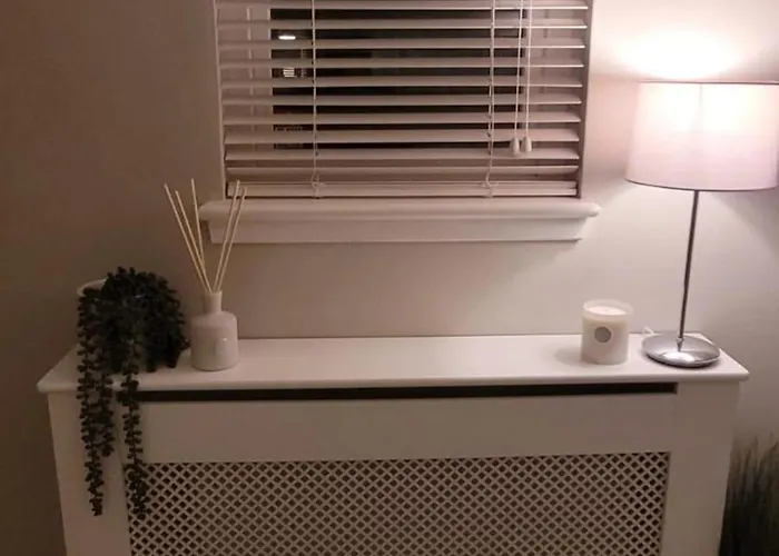 3 Bedroom Sleeps 6 Free Parking *