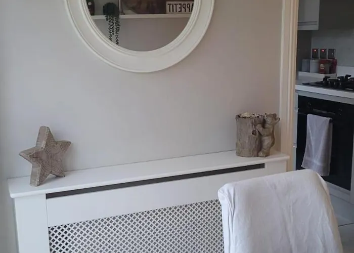 3 Bedroom Sleeps 6 Free Parking Semesterbostad