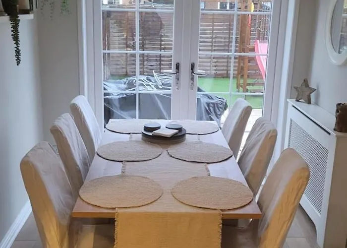 Holiday home 3 Bedroom Sleeps 6 Free Parking Glasgow