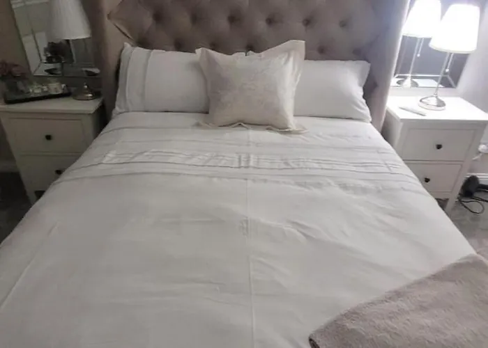 3 Bedroom Sleeps 6 Free Parking