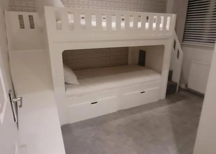 3 Bedroom Sleeps 6 Free Parking Semesterbostad