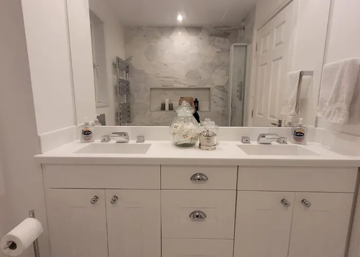 3 Bedroom Sleeps 6 Free Parking * Глазго