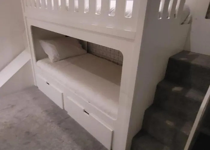 3 Bedroom Sleeps 6 Free Parking Дом отдыха