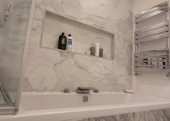 Дом отдыха 3 Bedroom Sleeps 6 Free Parking *