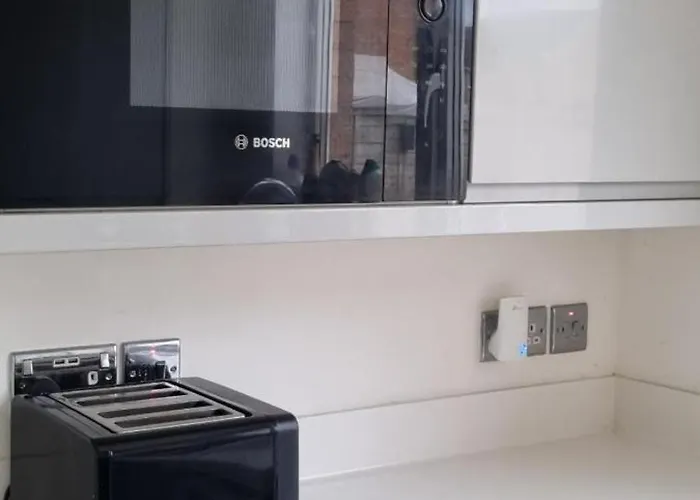 3 Bedroom Sleeps 6 Free Parking *