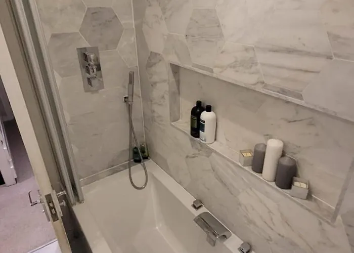 3 Bedroom Sleeps 6 Free Parking Glasgow