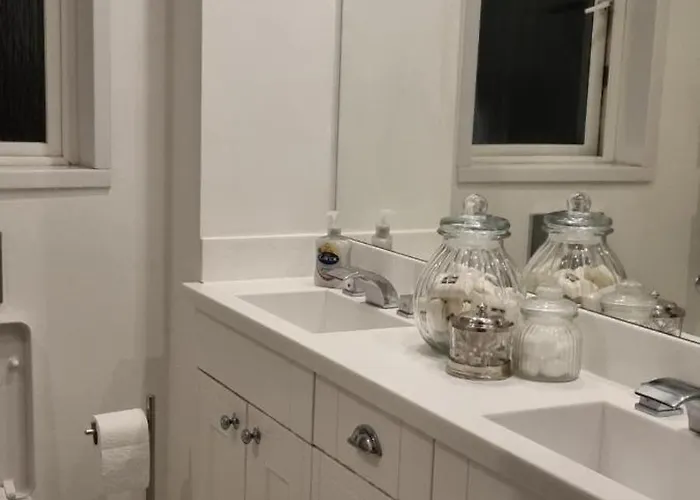 3 Bedroom Sleeps 6 Free Parking Дом отдыха