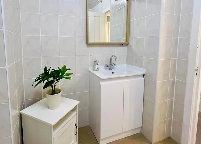 Chic & Cozy 2-bed Flat In - Free Parking