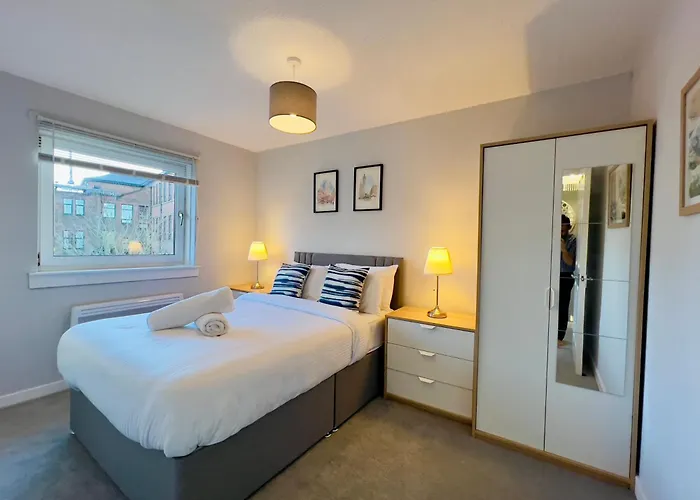 Chic & Cozy 2-bed Flat In - Free Parking *