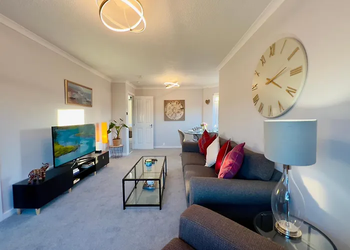 Chic & Cozy 2-bed Flat In - Free Parking