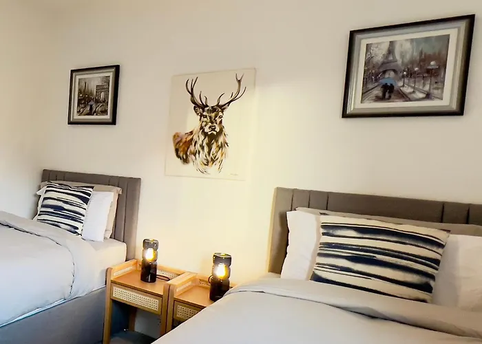 Apartment Chic & Cozy 2-bed Flat In - Free Parking *