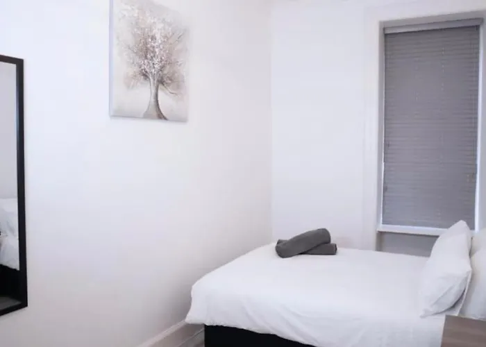 Newly Refurbished 2 Bed ! Lägenhet Glasgow