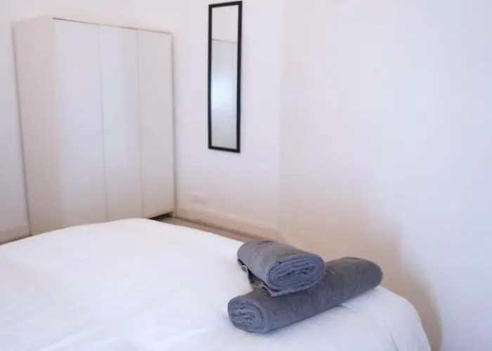 Lägenhet Newly Refurbished 2 Bed ! *