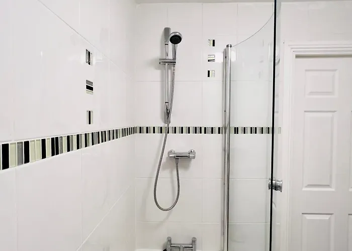 Sleek & Modern 2br - Easy Access To Centre *