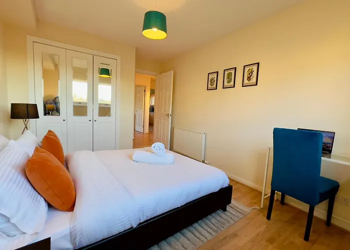 Sleek & Modern 2br - Easy Access To Centre *