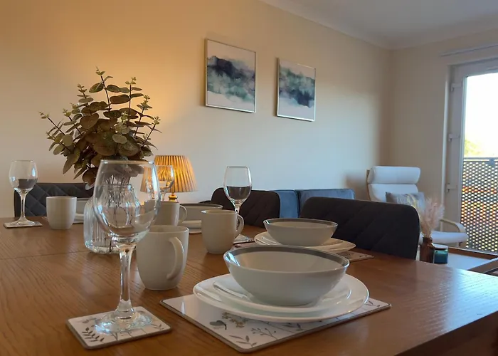 Sleek & Modern 2br - Easy Access To Centre *