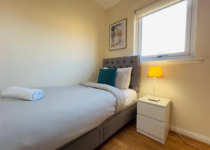 Sleek & Modern 2br - Easy Access To Centre グラスゴー