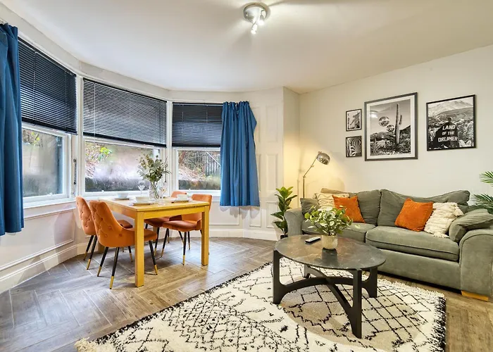 Spacious 4 Bedroom Near West End