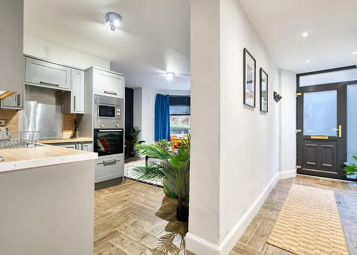 Spacious 4 Bedroom Near West End